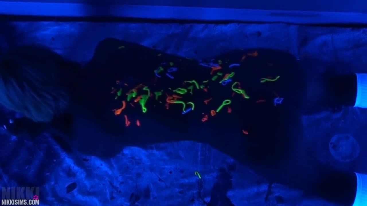 NikkiSims Black Light Body Paint WMVLEWD - Porn video | ePornXXX
