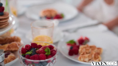 Vixen Sarah Illustrates And Meagan Moore Hot Blonde Shares Her BFs Cock With Her Bestie PP