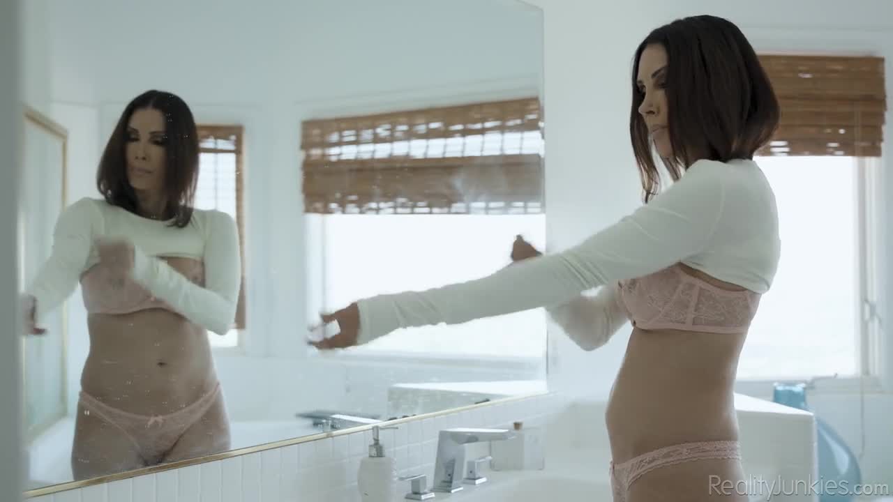 RealityJunkies Shay Sights Sharing Her WRB - Porn video | ePornXXX