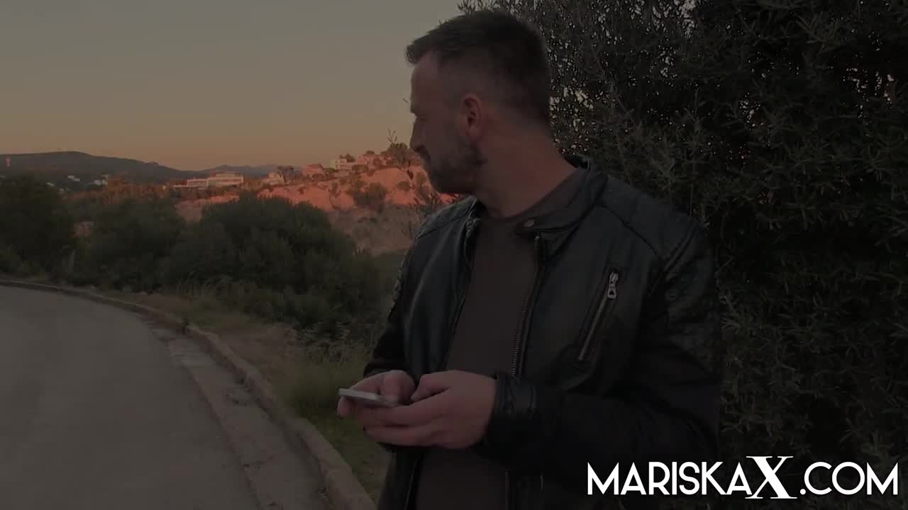 MariskaX Venus Afrodita Sneaks In A Fucks After A Quick Jog LEWD - Porn video | ePornXXX