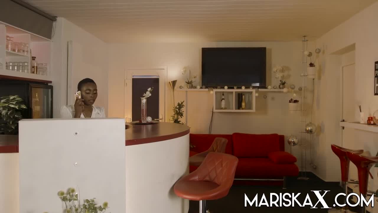 MariskaX Zaawaadi Gets Stuffed At The Bar LEWD - Porn video | ePornXXX