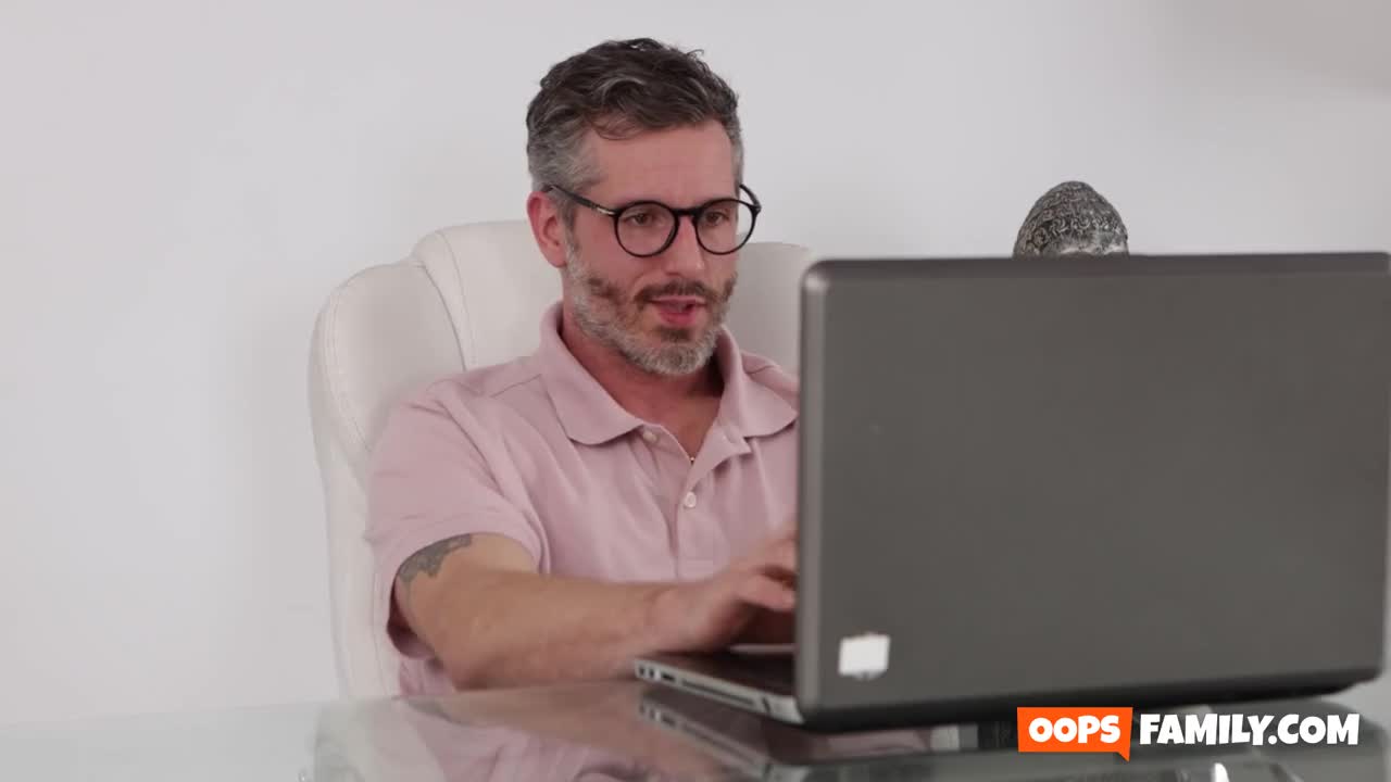 OopsFamily Angel Windell Stepdaddy Loves My Job WRB - Porn video | ePornXXX